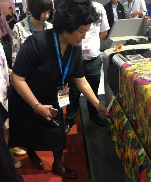 王巖鑌司長仔細(xì)了解漢弘集團(tuán)產(chǎn)品